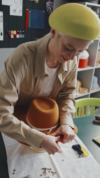 Yeni Keçeli Şapkaya Raptiye Takarken Genç Tasarımcının Iyi Vakit Geçirdiği — Stok video