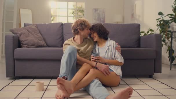 Filmagem Completa Jovem Casal Sentado Juntos Chão Sua Espaçosa Sala — Vídeo de Stock