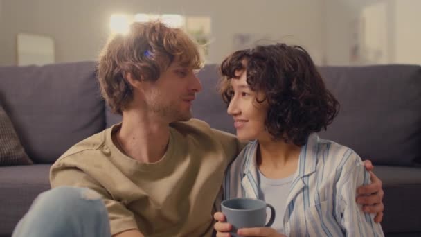 Δυο Νεαροί Ετεροφυλόφιλοι Ερωτευμένοι Μιλάνε Μεταξύ Τους Και Κοιτάζονται Στα — Αρχείο Βίντεο