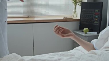 Seçici odak noktası, doktorundan ilaç alan tanınmayan kadın hastaların ellerindeki yavaş çekim.