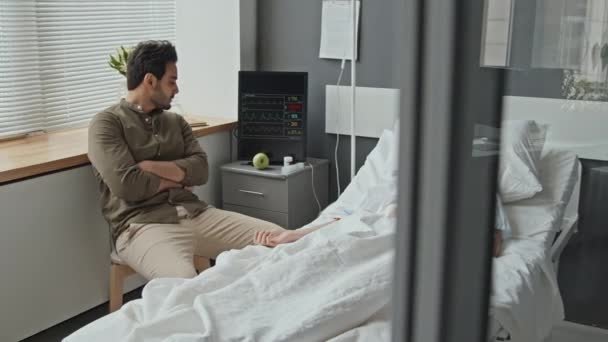 Panning Tiro Homem Oriente Médio Sentado Ala Hospital Olhando Tristemente — Vídeo de Stock
