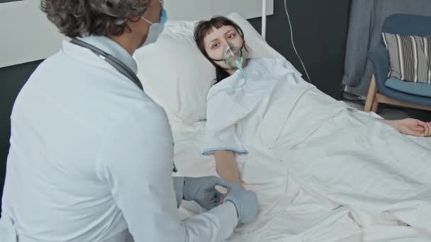 Vista Sobre Hombro Doctora Usando Máscara Hablando Con Paciente Acostado — Vídeo de stock
