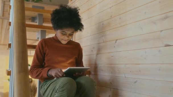 Ritratto Medio Bambino Afroamericano Seduto Sulle Scale Cottage Legno Che — Video Stock