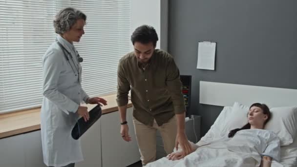 Три Снимка Доктора Показывающие Родственника Пациента Находящегося Коме Заверяющие Хороших — стоковое видео