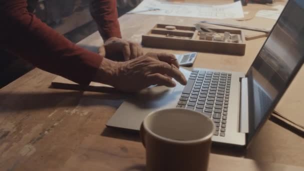 Zbliżenie Ujęcia Dłoni Nierozpoznawalnego Białego Mężczyzny Używającego Touchpada Laptopie Podczas — Wideo stockowe
