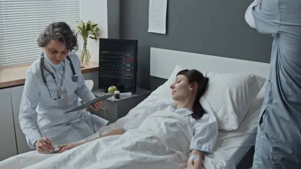 Hastanenin Koğuşuna Gelip Hasta Kadınların Sorularını Cevapladıkları Orta Boy Bir — Stok video