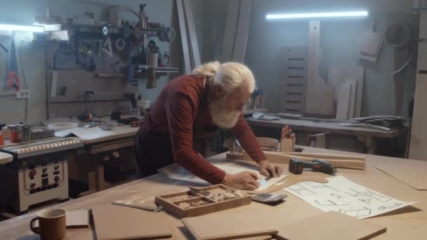 Arco Tiro Marceneiro Idoso Usando Régua Lápis Desenhar Plano Construção — Vídeo de Stock