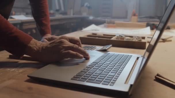 Τραβηγμένο Πλάνο Του Ηλικιωμένου Άνδρα Που Εργάζεται Στο Laptop Του — Αρχείο Βίντεο