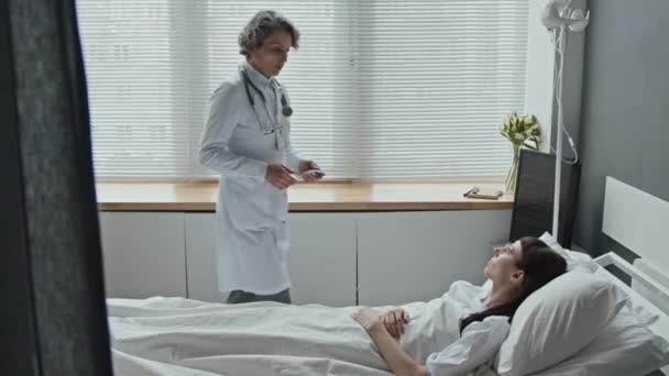 Media Iniezione Completa Medico Caucasico Femminile Che Controlla Suo Paziente — Video Stock