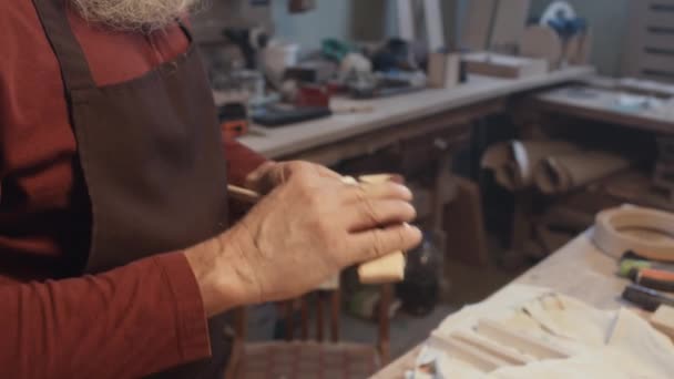 Foco Seletivo Médio Close Tiro Mãos Marceneiro Sênior Branco Irreconhecível — Vídeo de Stock