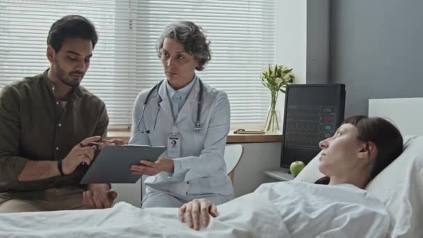 Medium Tre Skott Kvinnlig Läkare Som Förklarar Behandling Och Relativ — Stockvideo