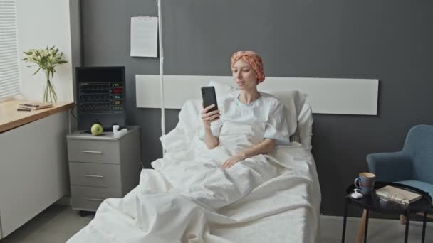 Zoom Paciente Femenina Con Envoltura Cabeza Acostada Cama Hospital Que — Vídeo de stock