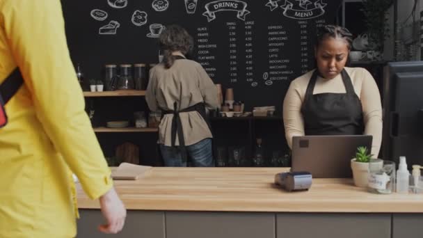 Entrega Homem Vindo Café Enquanto Dois Baristas Femininos Preparando Ordem — Vídeo de Stock