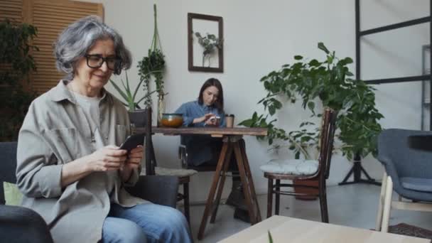 Mulher Idosa Caucasiana Usando Telefone Celular Cafeteria Esperando Por Seu — Vídeo de Stock