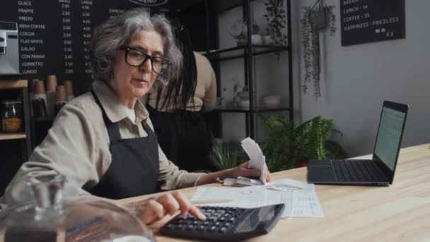 Mittlere Aufnahme Eines Älteren Coffeeshops Mitarbeiters Mit Brille Der Tresen — Stockvideo