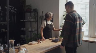 Kahve dükkanında durup siparişini ödeyen adam telefonundaki başvuru formunu kullanmış.