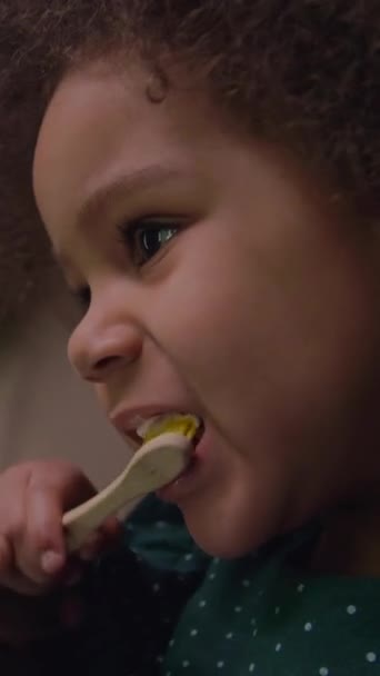 Вертикальный Снимок Маленькой Девочки Вьющимися Волосами Помощью Зубной Щетки Зубной — стоковое видео