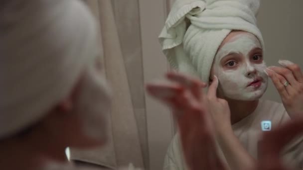 Refleksja Nastolatki Noszącej Ręcznik Kąpielowy Kremem Twarzy Pomocą Matki — Wideo stockowe