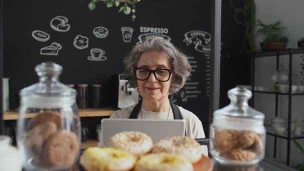 Ancianos Caucásicos Barista Hembra Control Productos Horneados Equipos Cafetería — Vídeos de Stock