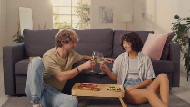 Oturma Odalarında Oturmuş Şarap Pizzayla Yıldönümlerini Kutlayan Evli Bir Çift — Stok video