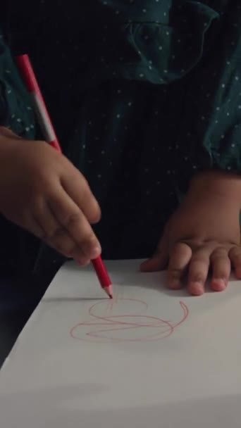 Plan Vertical Moyen Enfant Méconnaissable Robe Verte Dessin Avec Crayon — Video