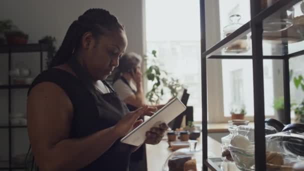 Mujer Negra Trabajando Cafetería Revisando Productos Equipos Usando Tableta Digital — Vídeo de stock