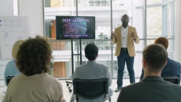 Açık Konferans Odasında Meslektaşlarının Önünde Sunum Yapan Afrikalı Amerikalı Konuşmacının — Stok video