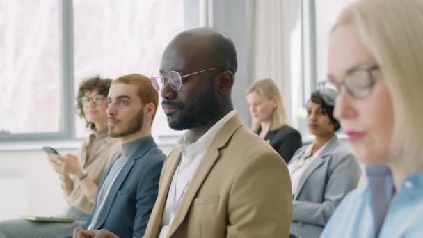 Enfoque Selectivo Hombre Negro Ropa Formal Sentado Sala Conferencias Haciendo — Vídeos de Stock