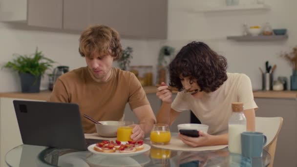 식사를하는 자신의 기술을 사용하여 젊은이의 가족의 — 비디오