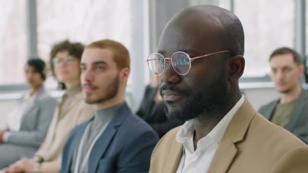 Afro Amerikaanse Man Zit Vergaderzaal Aandachtig Luisteren Naar Niet Getoonde — Stockvideo