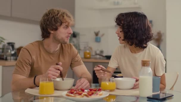 Plan Moyen Jeune Couple Parlant Entre Eux Assis Table Mangeant — Video