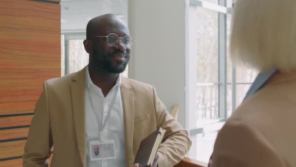 Schulterschuss Eines Afroamerikaners Beigen Anzug Mit Notizbuch Gespräch Mit Seiner — Stockvideo