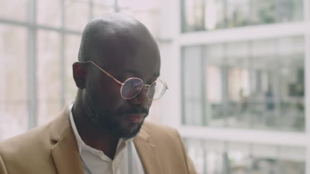 Genç Afro Amerikalı Bej Takım Elbiseli Bir Adam Perde Önünde — Stok video