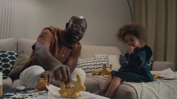 Africký Americký Otec Hraje Svou Dcerou Dřevěnými Hračkami Zatímco Ona — Stock video