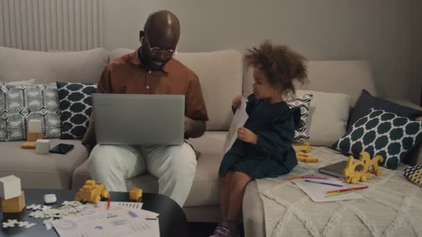 Africký Americký Otec Láskyplně Při Pohledu Kresby Své Dcery Při — Stock video