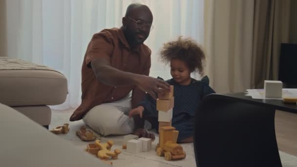 Bekar Baba Küçük Kızı Yerde Oturup Tahta Küplerle Oynarken Birbirlerine — Stok video