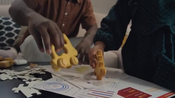 Adulte Enfant Méconnaissables Jouant Avec Lapin Dinosaure Bois — Video