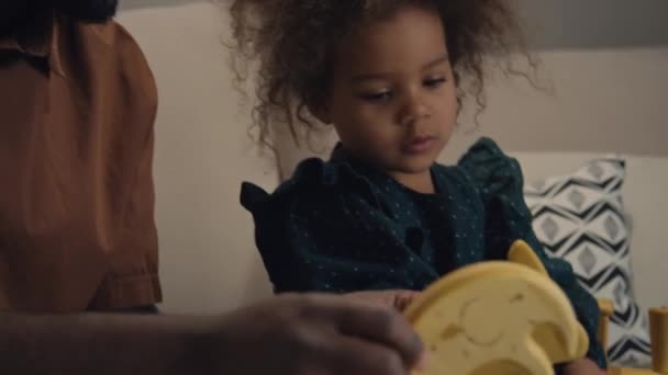 Otec Ukazuje Své Dceři Různé Dřevěné Hračky Zatímco Ona Pozorně — Stock video