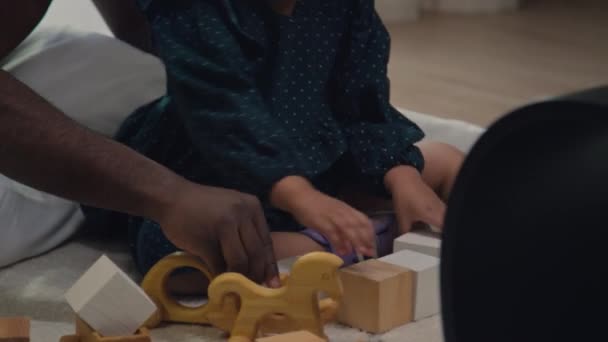 Svobodný Rodič Tráví Nějaký Kvalitní Čas Svým Malým Dítětem Hraní — Stock video