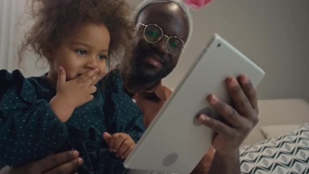 Otec Jeho Dcera Sedí Svém Obýváku Používají Svůj Digitální Tablet — Stock video
