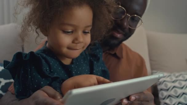 Африканський Американський Батько Показує Свою Дитину Темно Зеленій Сукні Відеоігри — стокове відео
