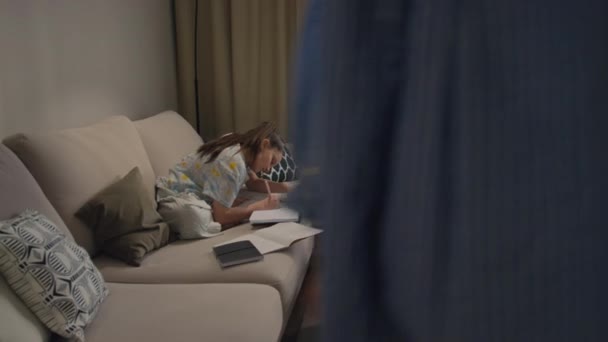 Filmagem Completa Adolescente Sentada Sofá Fazendo Lição Casa Enquanto Sua — Vídeo de Stock
