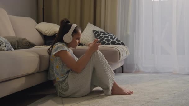 Filmagem Completa Menina Adolescente Feliz Usando Fones Ouvido Sentados Sala — Vídeo de Stock