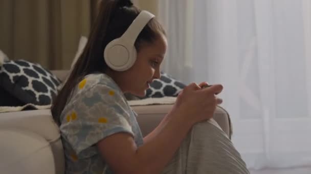 Geração Menina Sentada Chão Sala Estar Jogando Videogames Seu Smartphone — Vídeo de Stock
