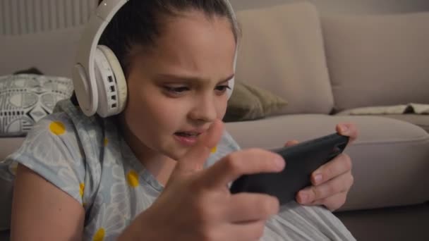 Criança Nativa Digital Com Fones Ouvido Sem Fio Ficando Chateado — Vídeo de Stock