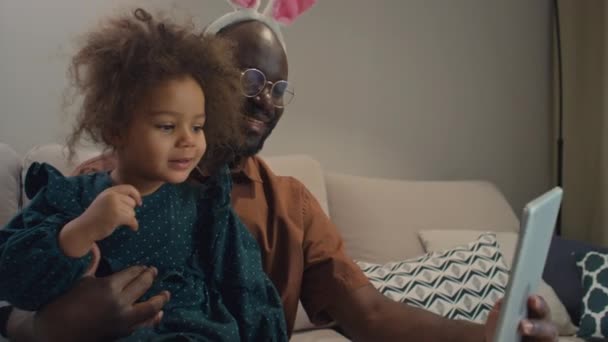 Щасливий Батько Його Маленька Дочка Кучерявим Волоссям Роблять Відео Блог — стокове відео