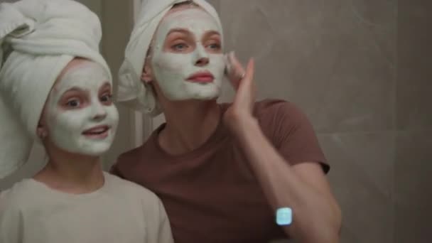 Refleksja Matki Córki Czas Wiązania Podczas Noszenia Kremowe Maski Twarzy — Wideo stockowe