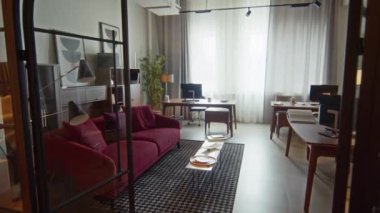 Gri ve mor renkli, üç masa ve bilgisayarlı geniş çalışma odasının ev dekorunun Dolly 'si.