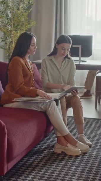 Zooma Bilden Två Vita Kvinnliga Designers Välja Styling För Sitt — Stockvideo