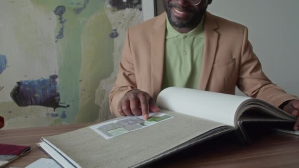 African American Customer Wearing Beige Suit Green Shirt Describing His — Stock Video